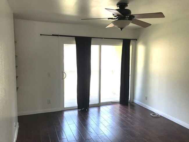Building Photo - 3 Bedroom Townhome for Lease in Highly Des...