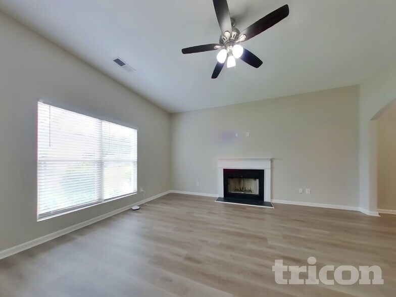 Building Photo - 347 Hawthorn Dr