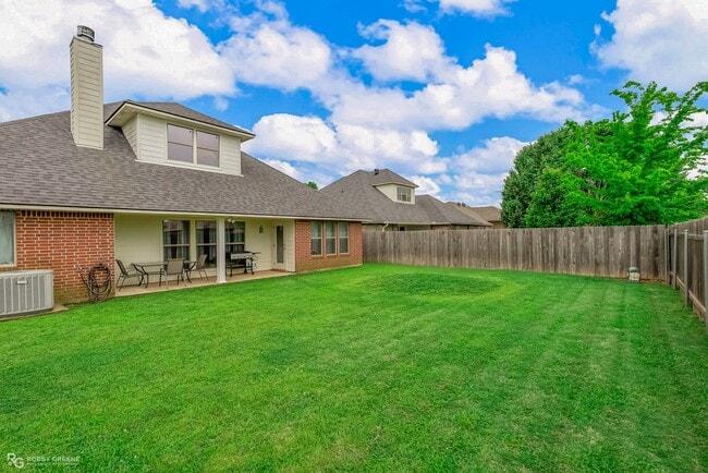 Building Photo - Legacy Home!