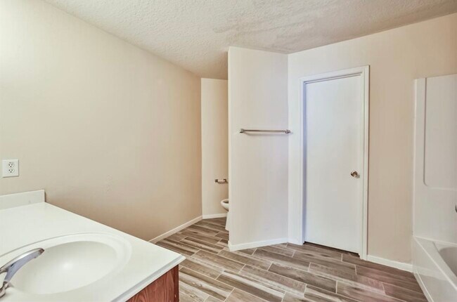 Building Photo - 14820 Welbeck Dr