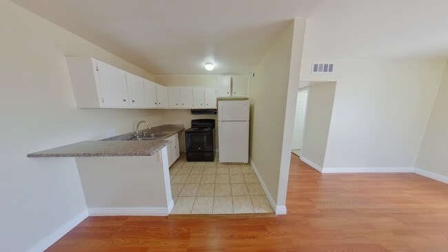 Building Photo - 512 North Cir