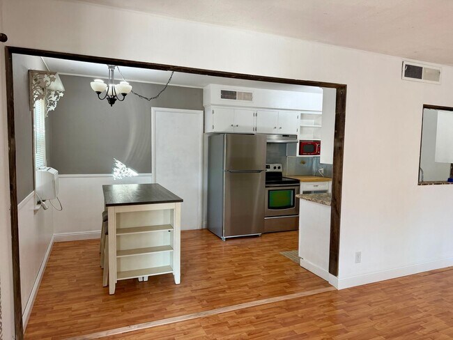 Building Photo - 223 Pollasky Ave