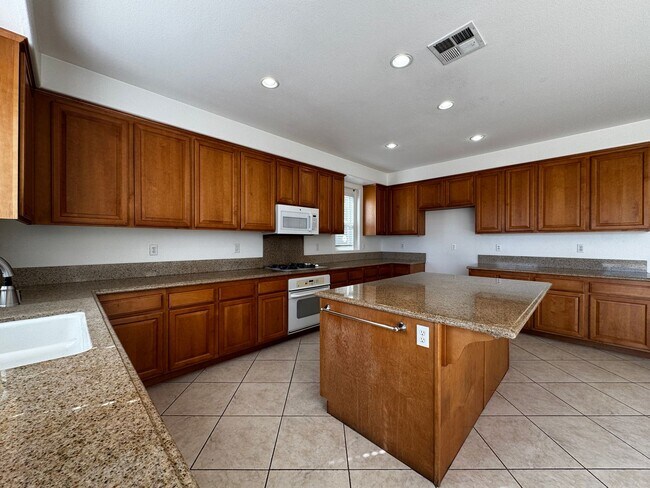 Building Photo - Spacious 4 bedroom in Murrieta for rent!