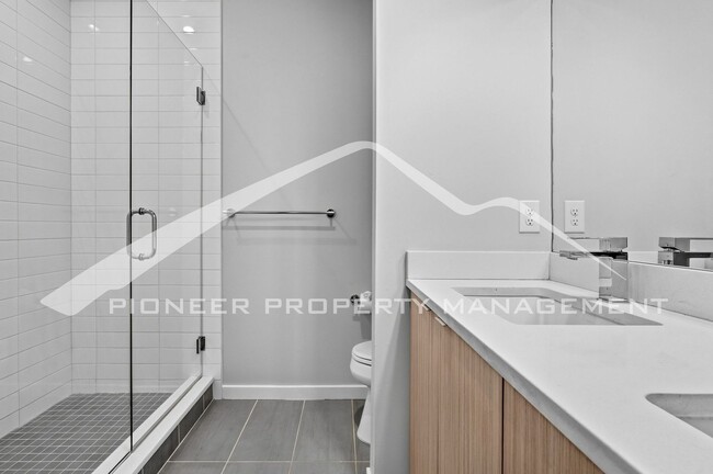 Building Photo - Gorgeous Townhome with Central AC and Rooftop Deck