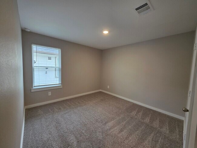 Building Photo - 1131 Hughes Crossing Dr