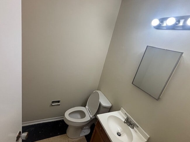 Building Photo - Knoxville 37915 - 4 bedroom 2 bath - call Howard Grower 865-705-0969