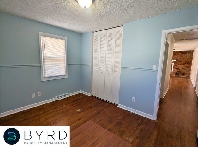 Building Photo - 1036 Kingsway Rd