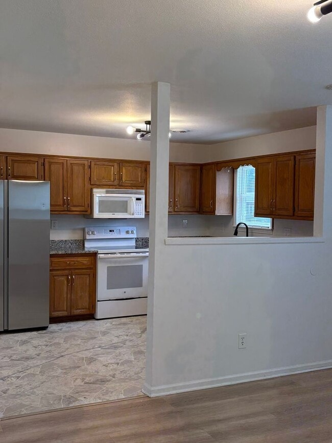 Building Photo - Delightful 2 Bedroom Bungalow Home-317 Woods