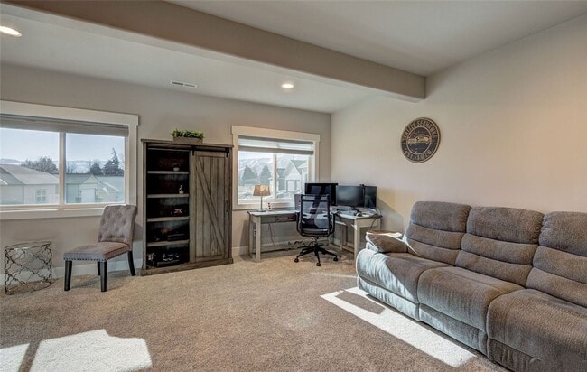 Building Photo - Beautiful 3+ bed, 3 bath home with 4 car garage, VIEWS, chef's kitchen and much more!