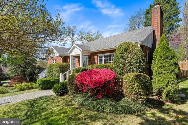 Building Photo - 2718 S June St