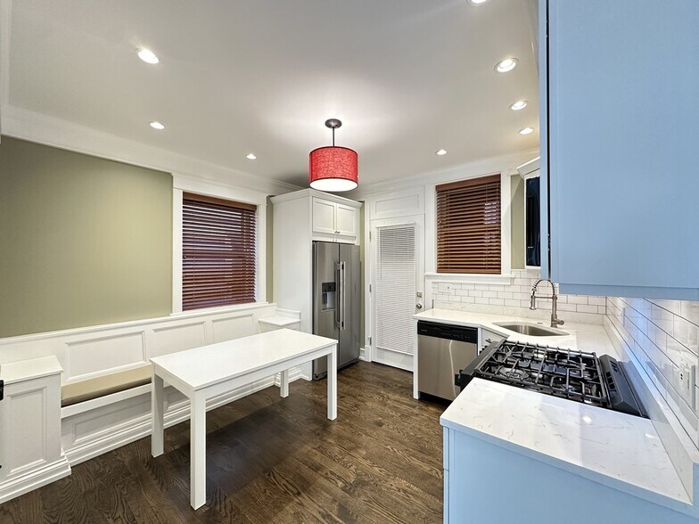 Building Photo - 1410 W Cornelia Ave