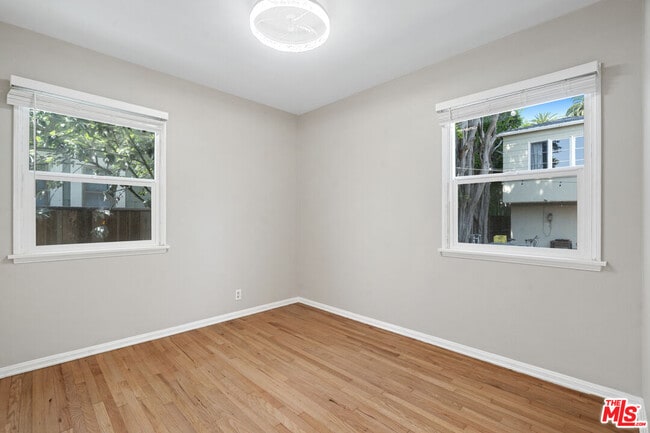 Building Photo - 815 Crestmoore Pl