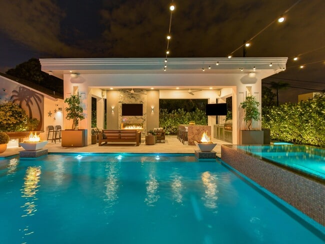 Building Photo - 2210 NE 3rd Ave