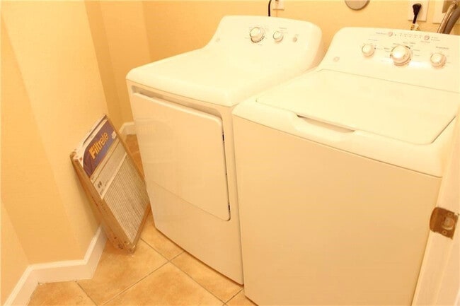 Building Photo - 10670 Old Hammock Wy