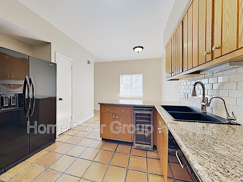 Building Photo - 402 Tuam St