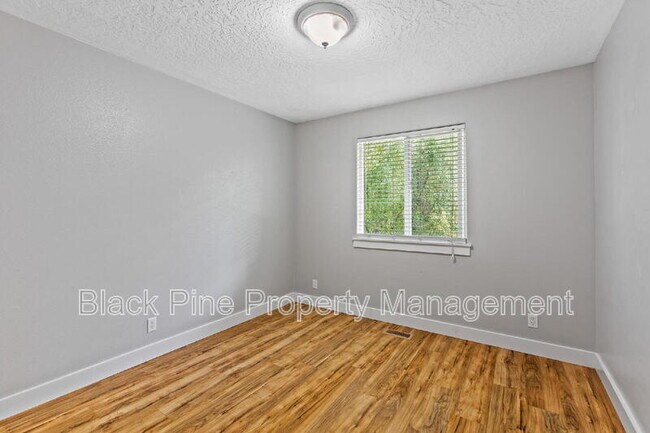 Building Photo - 6018 N Silver Maple Ave