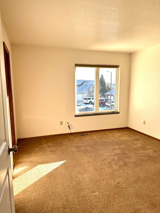 Building Photo - Newly Renovated Home 3 Bed 1 1/2 Bath 1-Car Garage on Century Place!