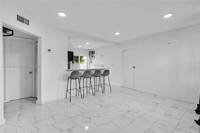 Building Photo - 420 S 61st Terrace