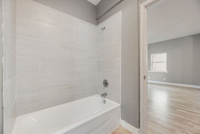 Building Photo - 815 N Travis St