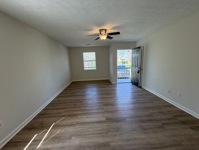 Building Photo - 121 Clyde Dr