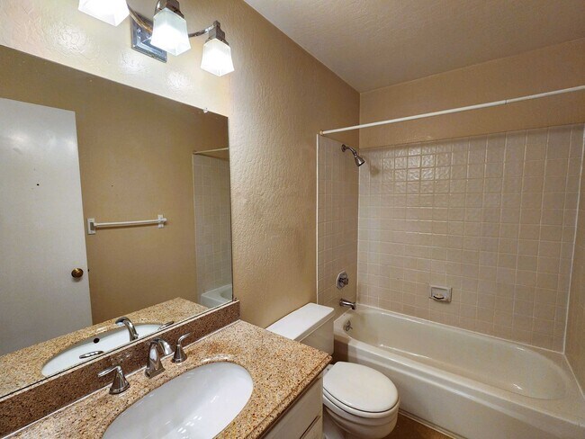 Building Photo - 2 bed 2 bath condo home with 2 patios in San Mateo