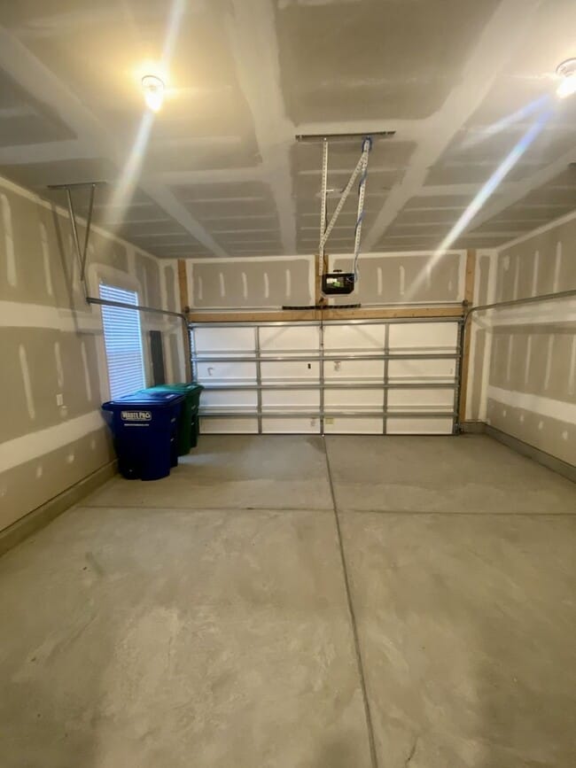 Building Photo - End Unit Townhouse in Terraces at Farmington