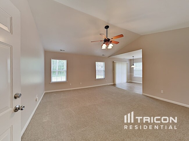 Building Photo - 2117 Clear Brook Dr