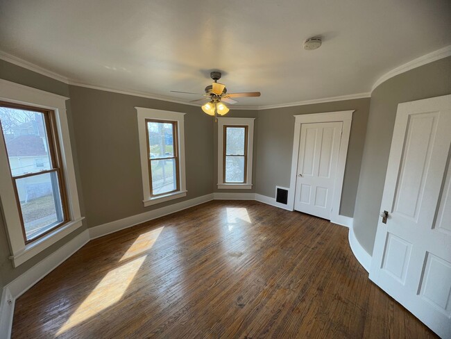 Building Photo - 4 bedroom home in the East Village of Dave...