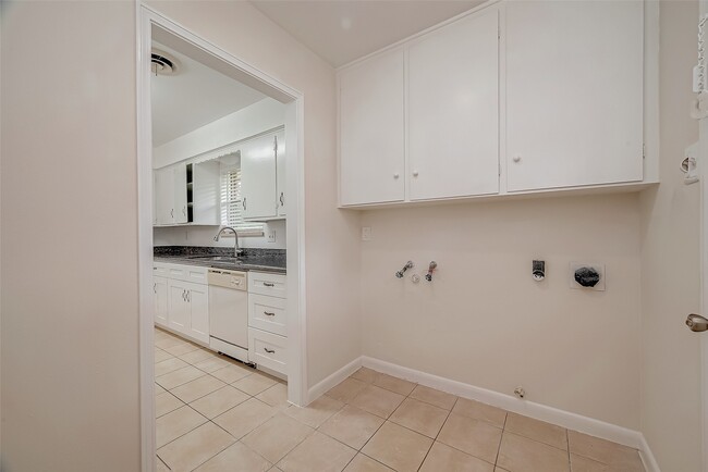Building Photo - 5711 Braesvalley Dr