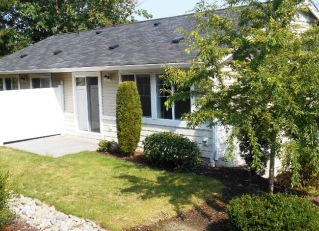 Building Photo - Amazing location with private yard space