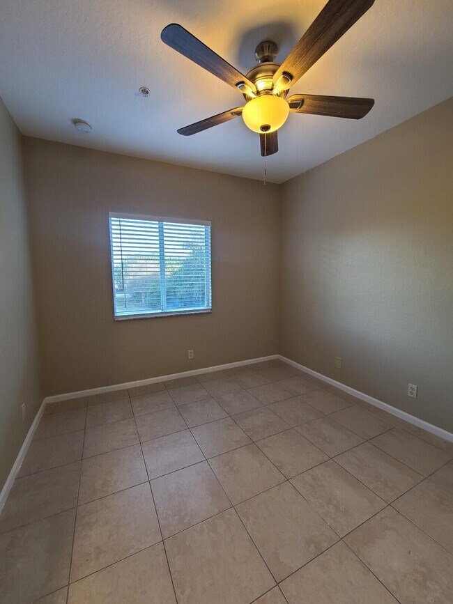 Building Photo - 1169 Golden Lakes Blvd