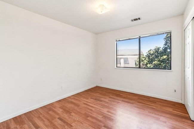 Building Photo - 2410 Lincoln Blvd