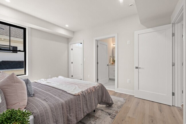 Building Photo - 260 Elm St