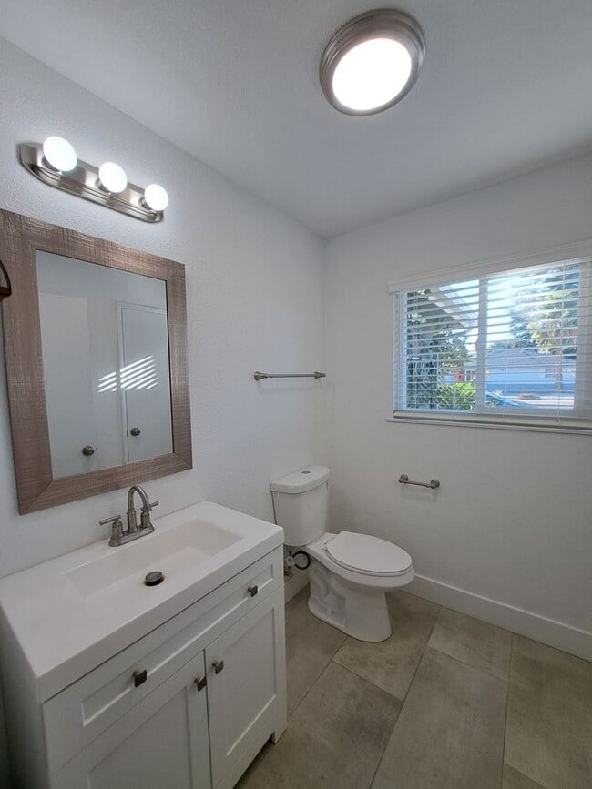 Building Photo - Beautiful 6-Bedroom Home with Pool & Outdo...