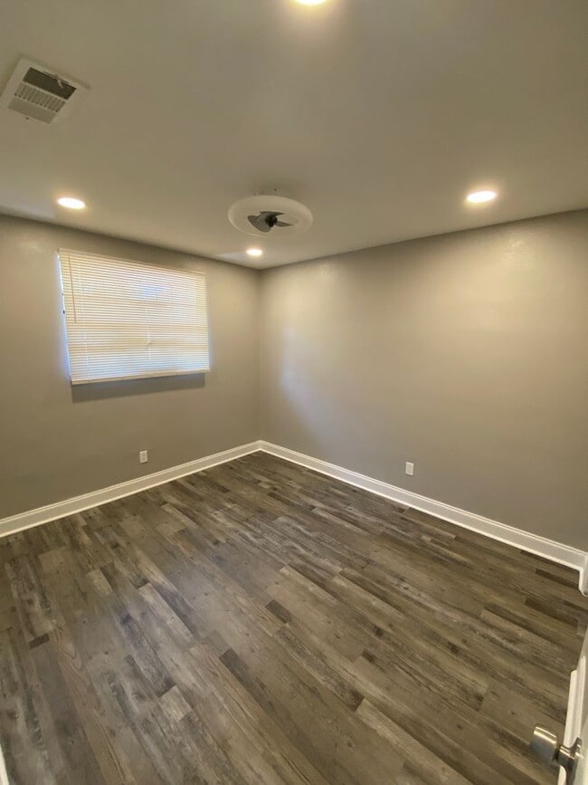 Building Photo - Silver Street Apartments