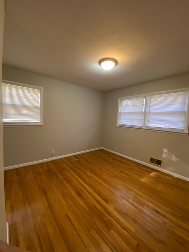 Building Photo - 18 Edwin Ave