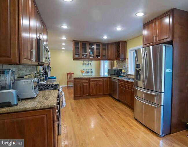 Building Photo - 2205 Parker Ave