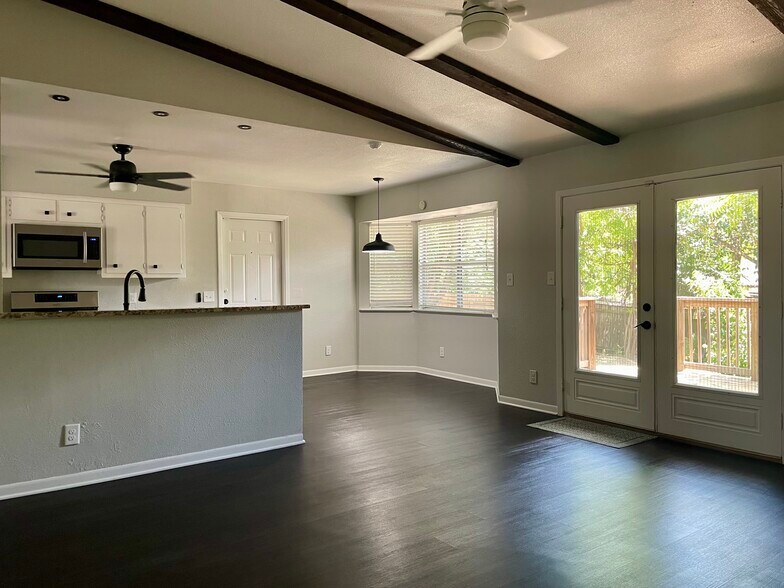 High vaulted ceilings, breakfast nook - 6717 Tulsa Cove
