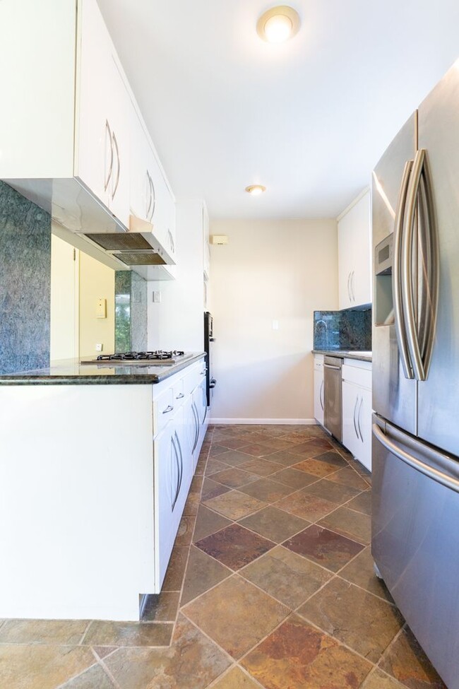 Building Photo - Beautiful 3b2b Home with Private Fenced Ya...