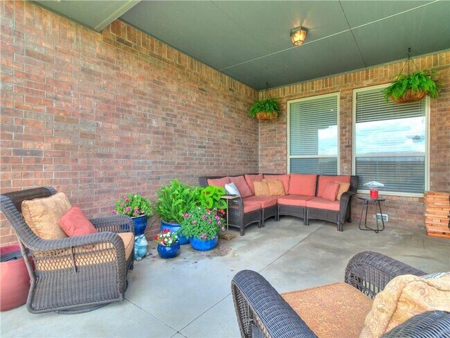 Building Photo - Beautiful home + Deer Creek Schools + 4 bedroom + 2.5 bathrooms