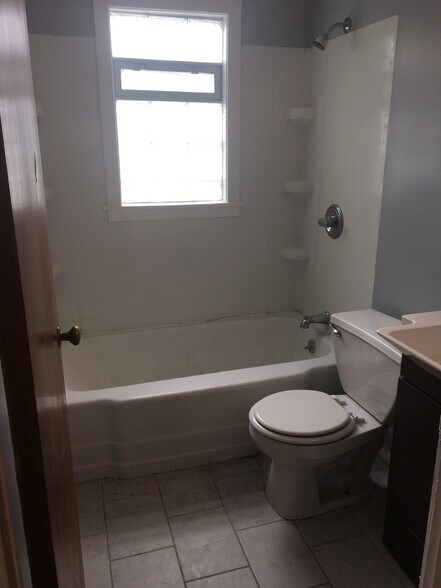 Building Photo - 327 Parkridge Ave