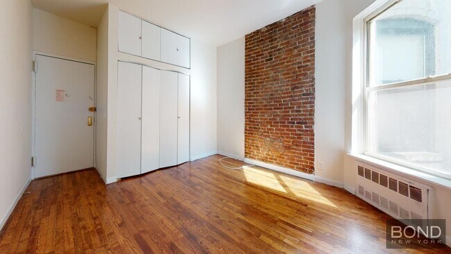 Building Photo - 214 E 85th St