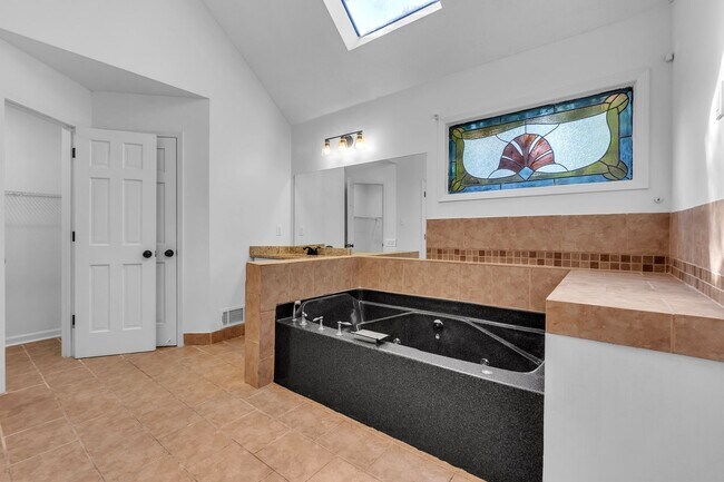 Building Photo - AVAILABLE NOW!! 5 Bedroom 3.5 Bath Fully R...