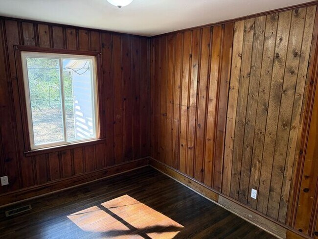 Building Photo - Gorgeous Renovated 3 Bedroom Brick Ranch