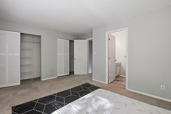 Building Photo - MINUTES to UNC!! 2 Bed 2.5 Bath Townhome - FURNISHED!  $500 Move in Incentive!