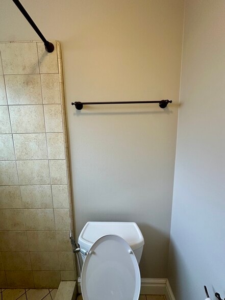 Bathroom - toilet and towel rack - 73 F St E