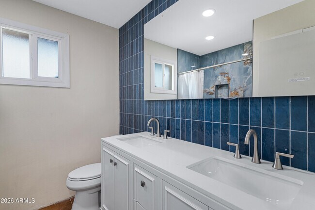 Building Photo - 3921 S Kenneth Pl