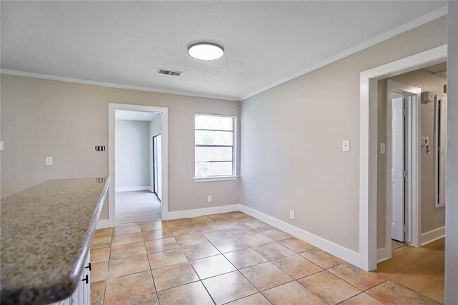 Building Photo - 4426 Oakside Dr