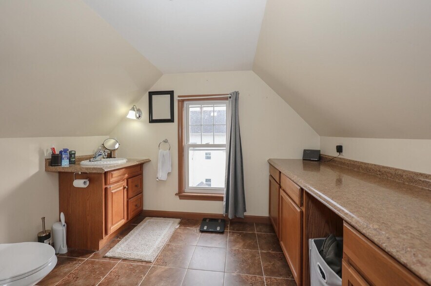 Building Photo - 331 E High St