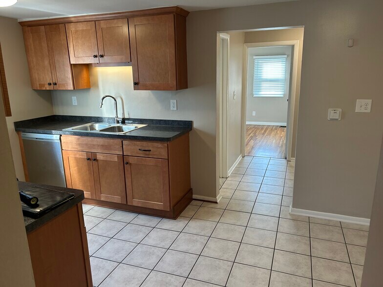 Building Photo - 94 Hinchey Ave